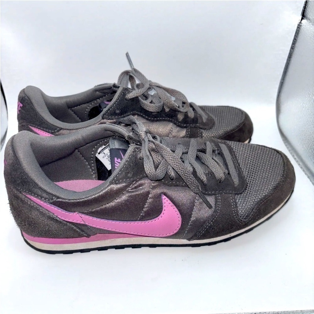 Nike Gennico Sneakers Women’s Sz 9 Light Ash Gray Magenta Lace Up Athletic Shoes